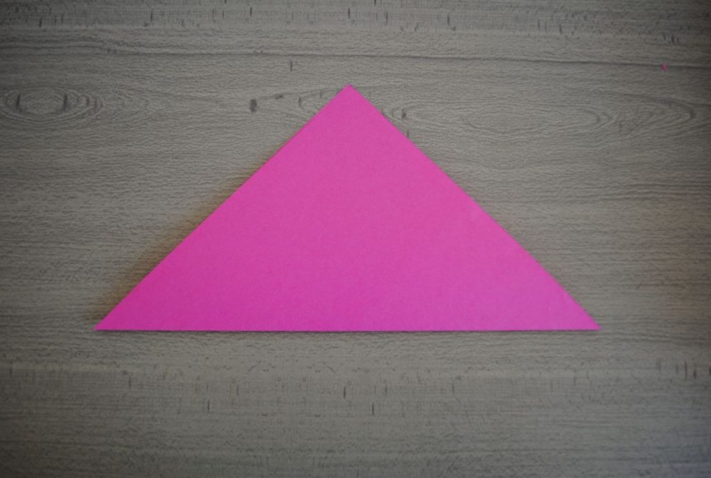 Dobla cuadro de papel formando un triángulo