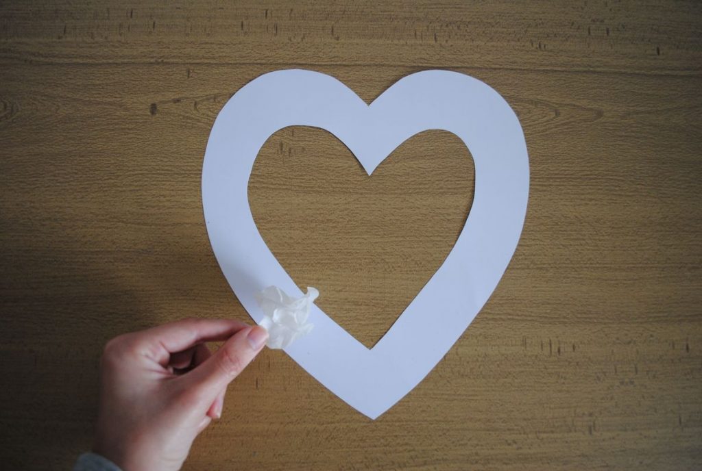 Pega los pedazos de papel china en figura de corazón