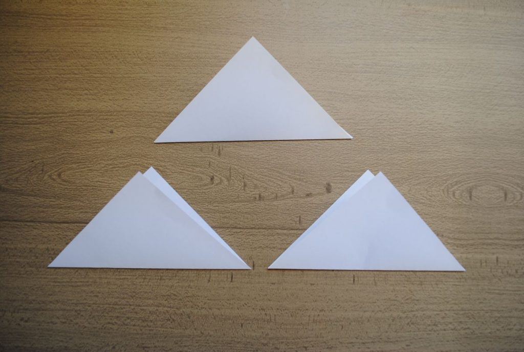 Doblar los 3 cuadrado de formando un triángulo