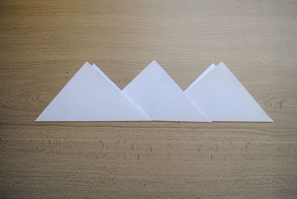 Unir los triángulo insertando la punta de uno dentro del otro triángulo
