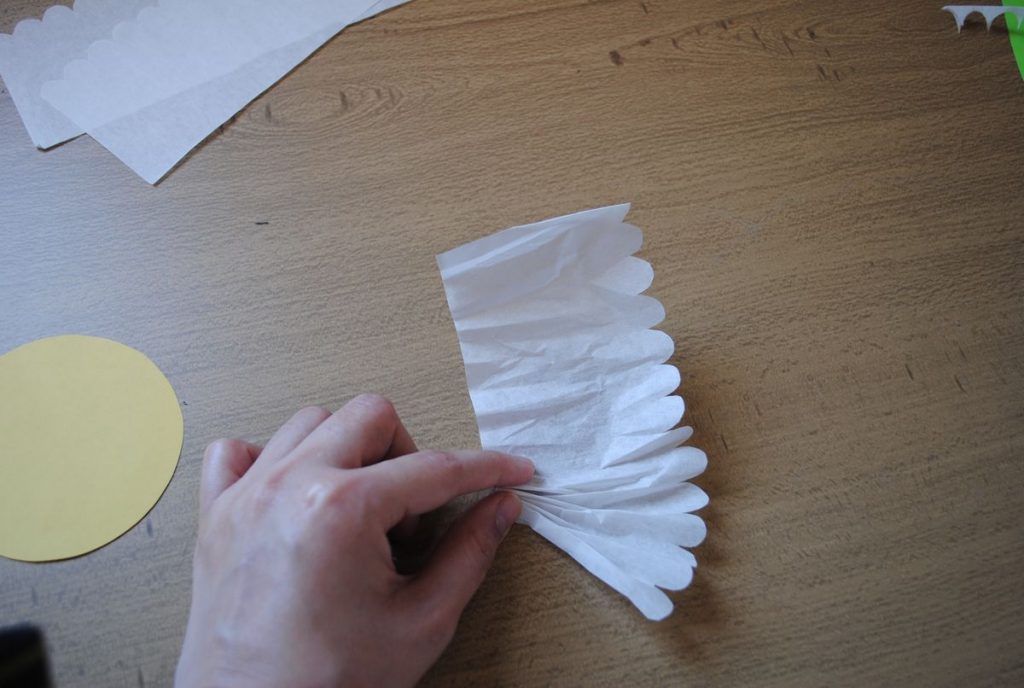 Hacer un acordeón con las franjas de papel china