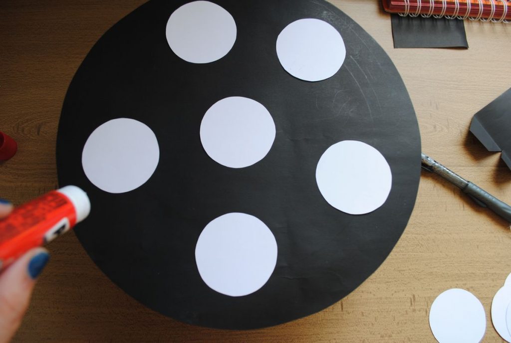 Pegar círculos blancos en tapa1