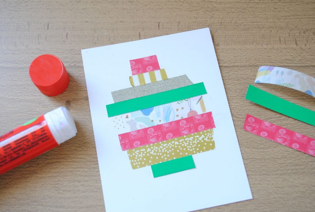 Pega tiras de papel decorativas en tarjeta