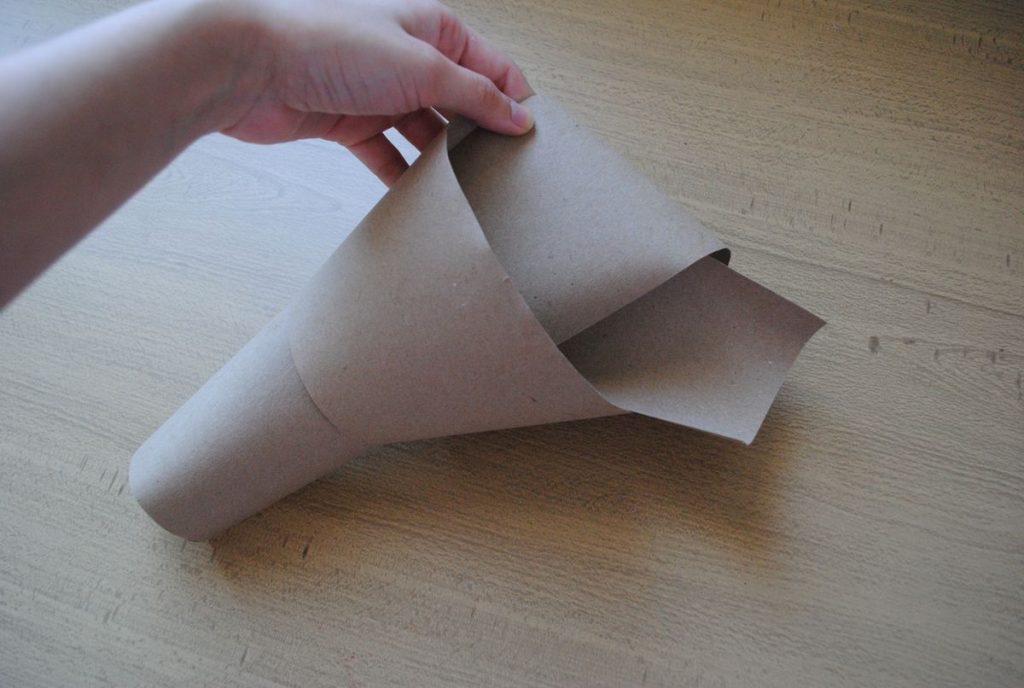 Haz un nudo con franja de papel 2