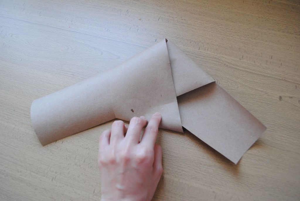 Haz un nudo con franja de papel 