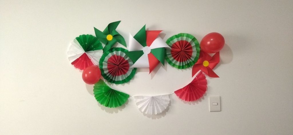 Cómo hacer abanicos de papel china o seda para decorar fiestas patrias 2