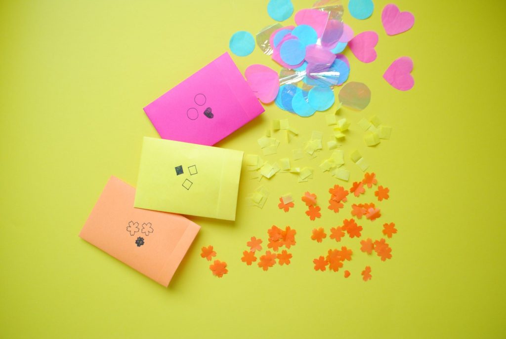 Cómo hacer confetti con papel china